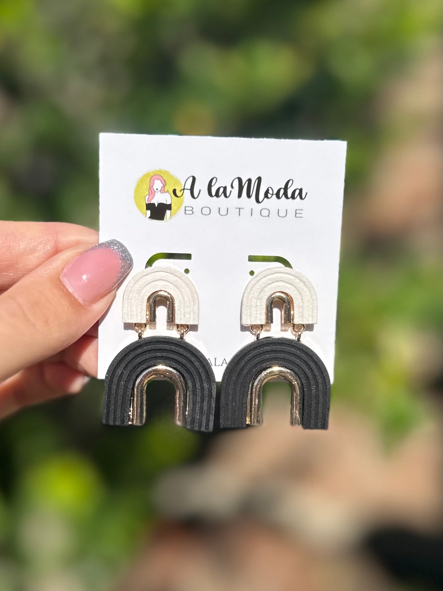 Double U Shape Earrings (Black & White)